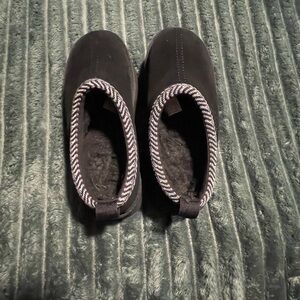 Women’s Koolaburra by Ugg shoes size 8